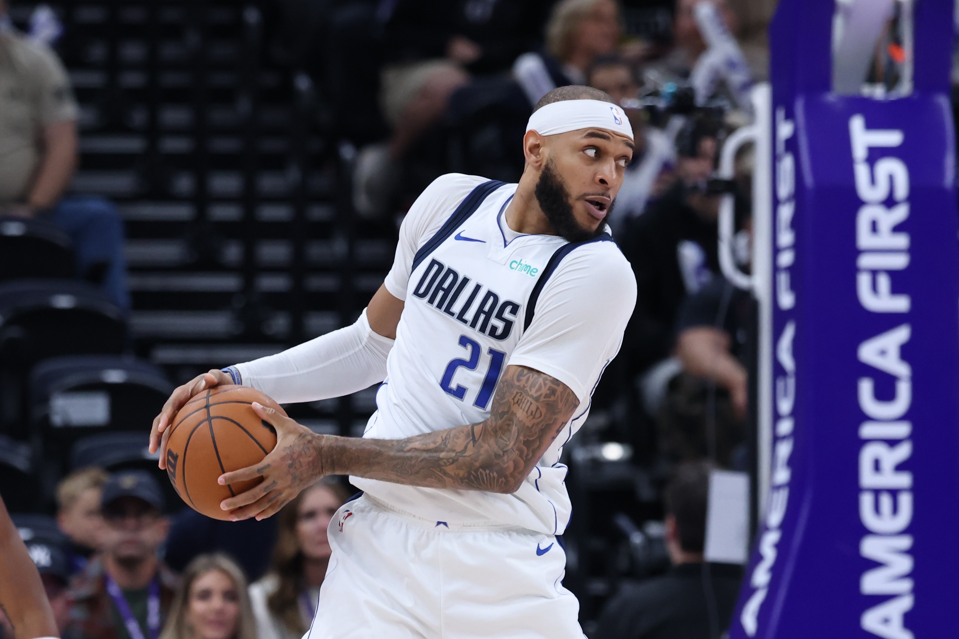 九游娱乐官网-美记：独行侠中锋加福德已成为勇士值得关注的交易目标